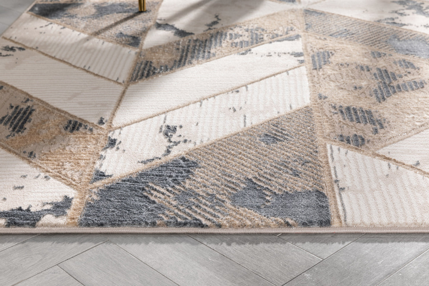 Nikita Vintage Geometric Ivory Glam Rug CAI-82