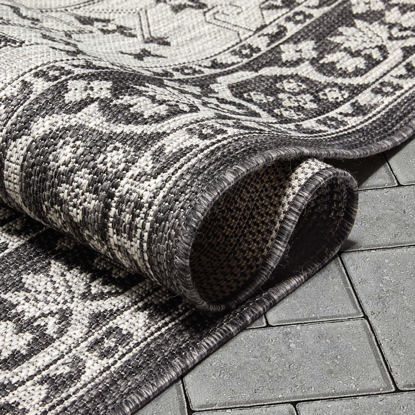 Celesine Oriental Medallion Indoor/Outdoor Black Flat-Weave Rug LIA-193
