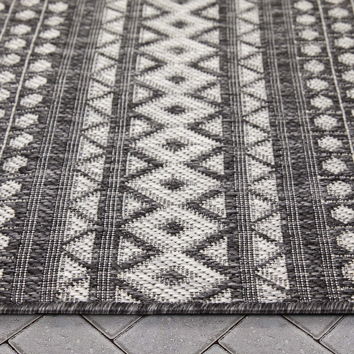 Arwen Tribal Indoor/Outdoor Black Textured Rug FAL-13